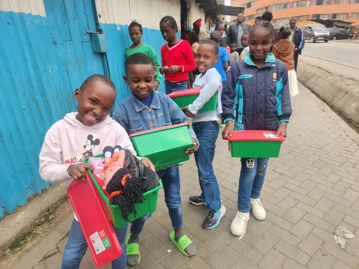 SamPurse_ES's tweet image. 📸 ¡Los niños en #Kenia recibieron cajas de regalos!

Este país tiene estrictas regulaciones aduaneras, que hacen que llenar cajas de #regalo en línea sea una solución perfecta para abrir la puerta al #evangelio.

Descubre como llenar una caja en línea 🎁: sampur.se/49tcucq