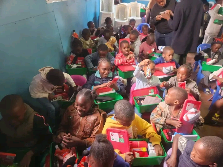 SamPurse_ES's tweet image. 📸 ¡Los niños en #Kenia recibieron cajas de regalos!

Este país tiene estrictas regulaciones aduaneras, que hacen que llenar cajas de #regalo en línea sea una solución perfecta para abrir la puerta al #evangelio.

Descubre como llenar una caja en línea 🎁: sampur.se/49tcucq