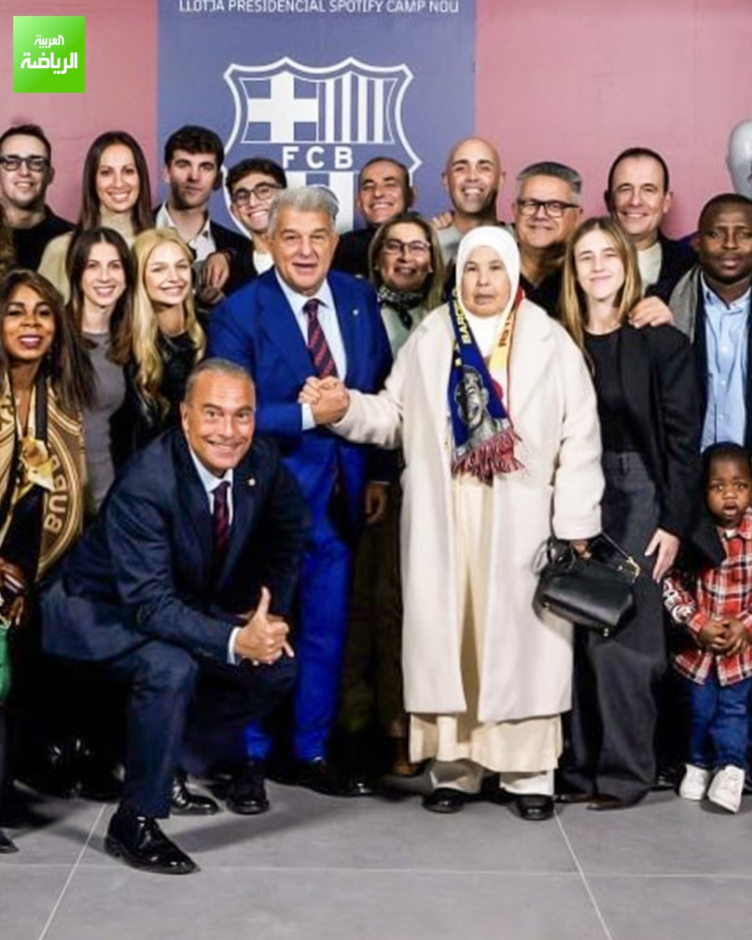 لابورتا مع أفراد عوائل لاعبي برشلونة، وجدة لامين يامال تتصدر المشهد 