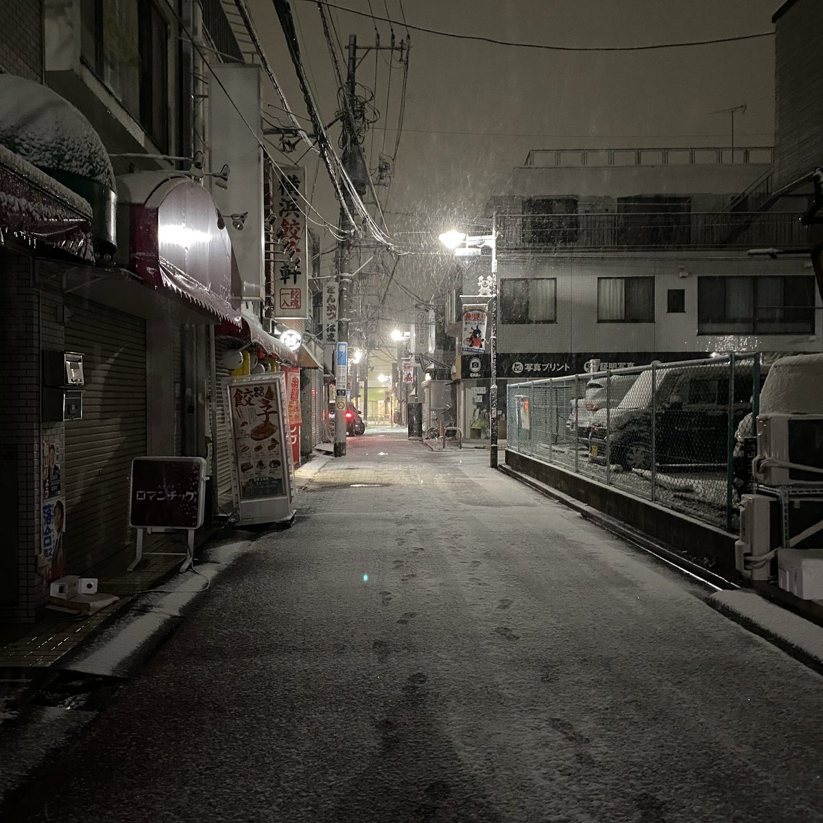 berrybar_C's tweet photo. 4時45分、雪降ってます。どのくらい積もるか？
#千歳船橋bar #千歳船橋雪 #千歳船橋駅 https://t.co/rgYwX36s6x