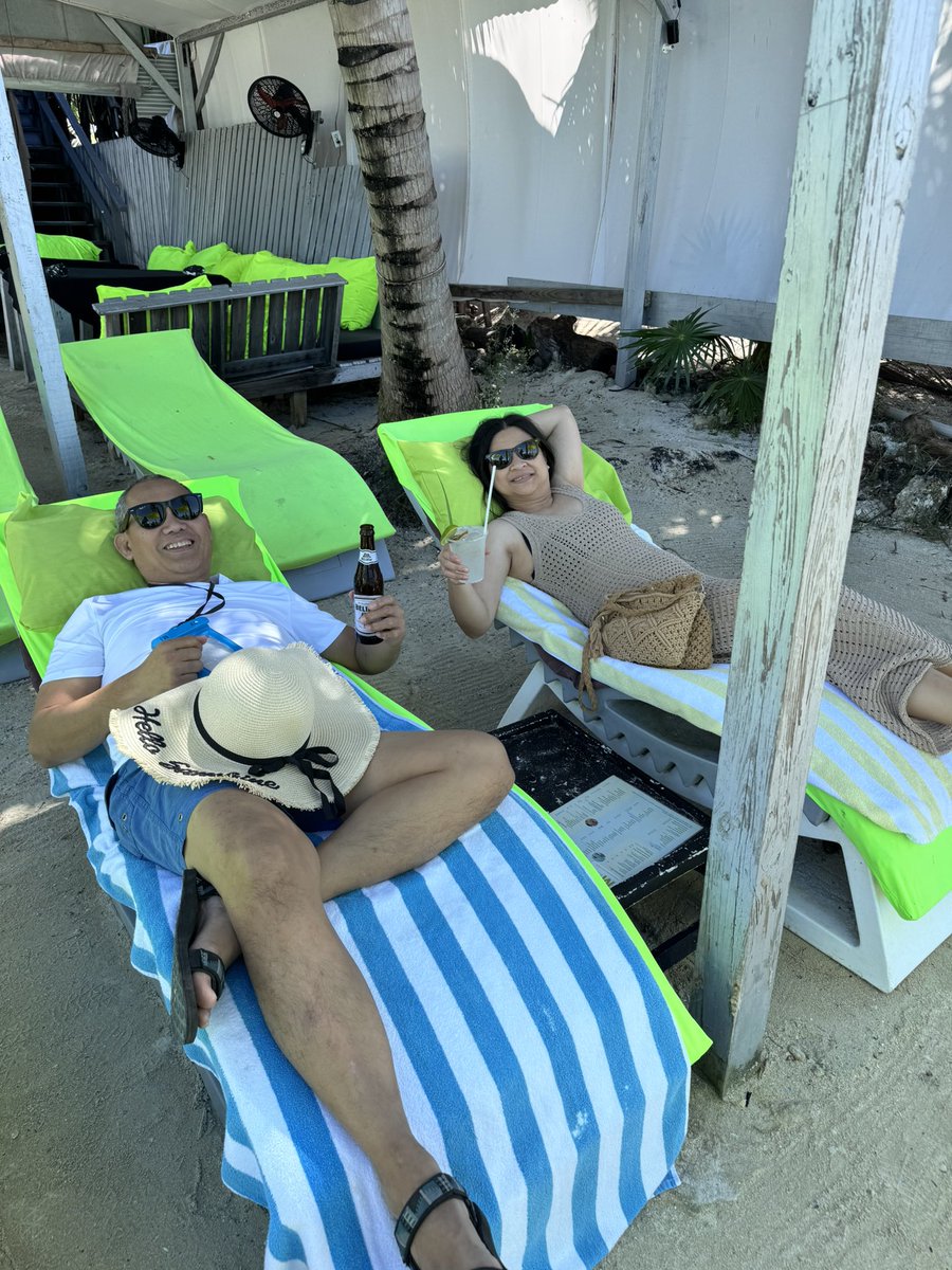 ledesma_lynn's tweet photo. Secret beach on the island of San Pedro, Belize 🇧🇿🇧🇿🇧🇿 https://t.co/wu2DcDDAam