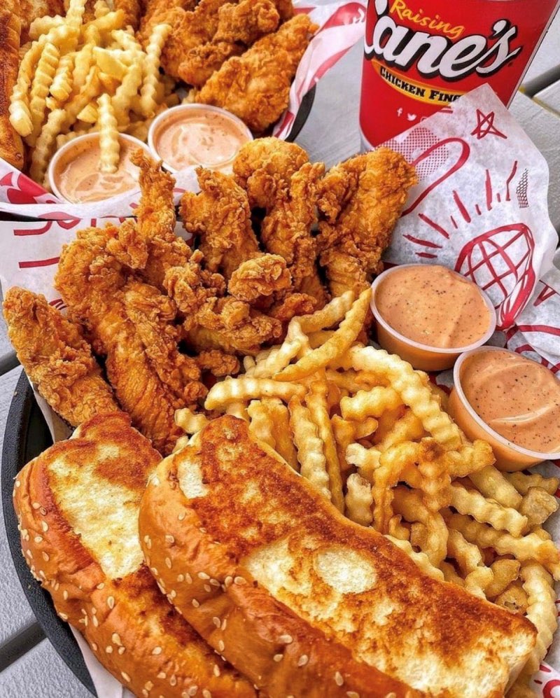 “동물권 단체 PETA가 이번 주 마이애미의 레이징 케인즈(Raising Cane's) 그랜드 오픈 행사에 난입했습니다.”

레이징 케인즈는 치킨브랜드(아레 사진)
Peta는 닭 도살장면을 의인화하는 퍼포먼스라 하는데.........동물단체가 더 잔인하다.