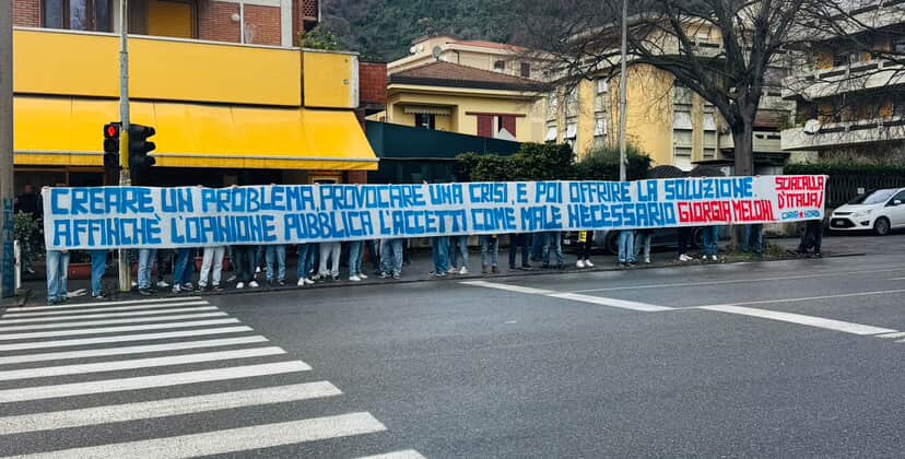 pallonatefaccia's tweet image. "Creare un problema, provocare una crisi, e poi offrire la soluzione affinché l'opinione pubblica l'accetti come male necessario"

Lo striscione dei tifosi della Carrarese contro il nuovo Dl Sicurezza del governo #Meloni, oggi prima della partita col Südtirol (Serie B).

👇