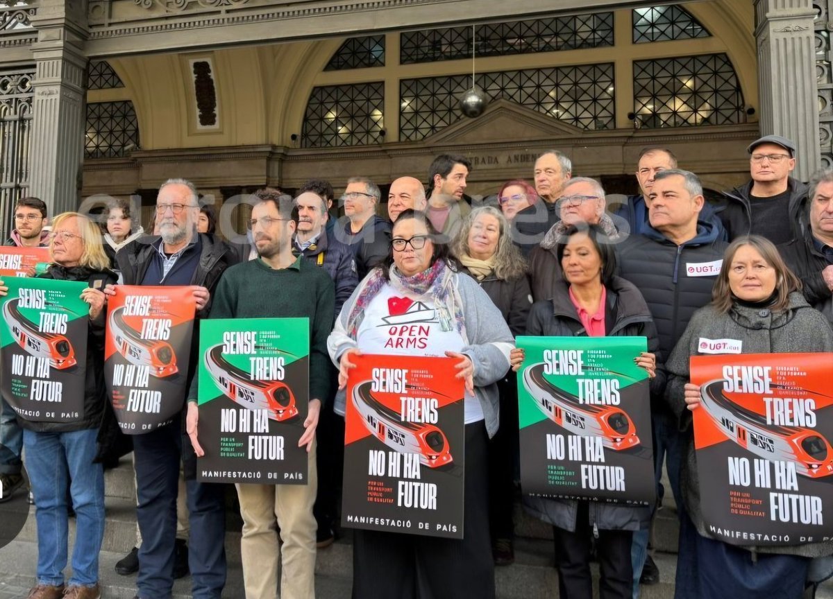 A la "mani apolítica i de país" més sigles que gent