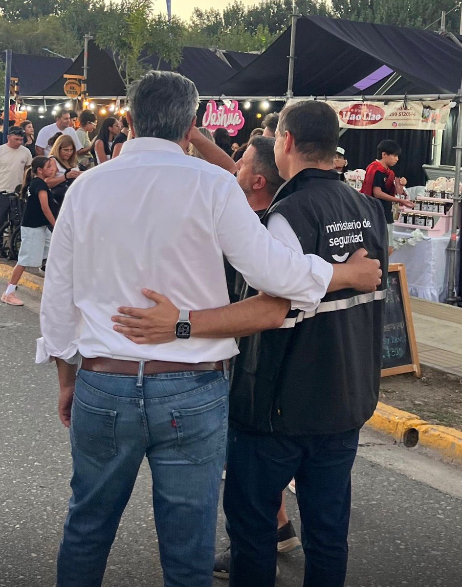 Recibimos la visita del gobernador Rolando Figueroa al stand del Ministerio de Seguridad, donde recorrió los distintos espacios de trabajo y dialogó con los equipos que llevan adelante acciones de prevención, concientización y seguridad para toda la comunidad.
