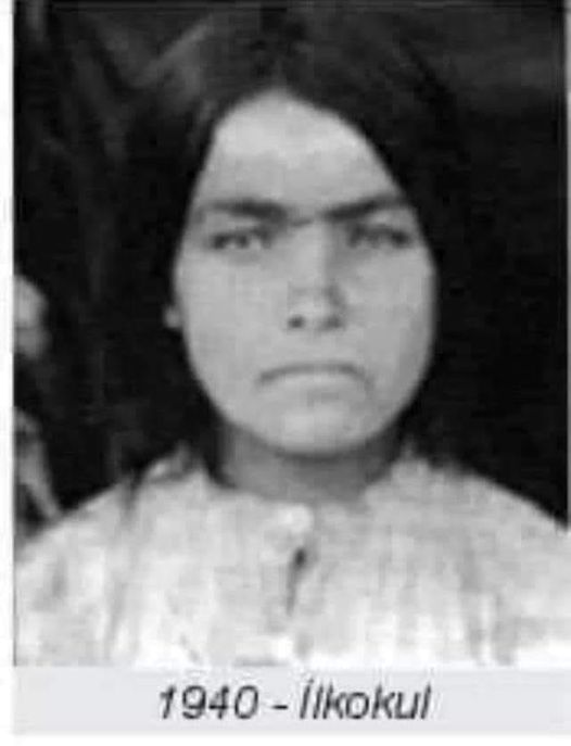 ogretmensitemiz's tweet image. 1930 yılında Karaman’ın Uğurlu Köyü’nde bir kız çocuğu dünyaya geldi.
Adını Ayşe koydular.
Ayşe, 15 yaşına kadar köyde eğitim aldı. Daha sonra Köy Enstitüsü’ne gitmek istedi. Köy Enstitüsü, İvriz’deydi.

Ayşe için bir çıkı hazırladılar. İçine çökelek, pekmez ve yufka koydular.
4