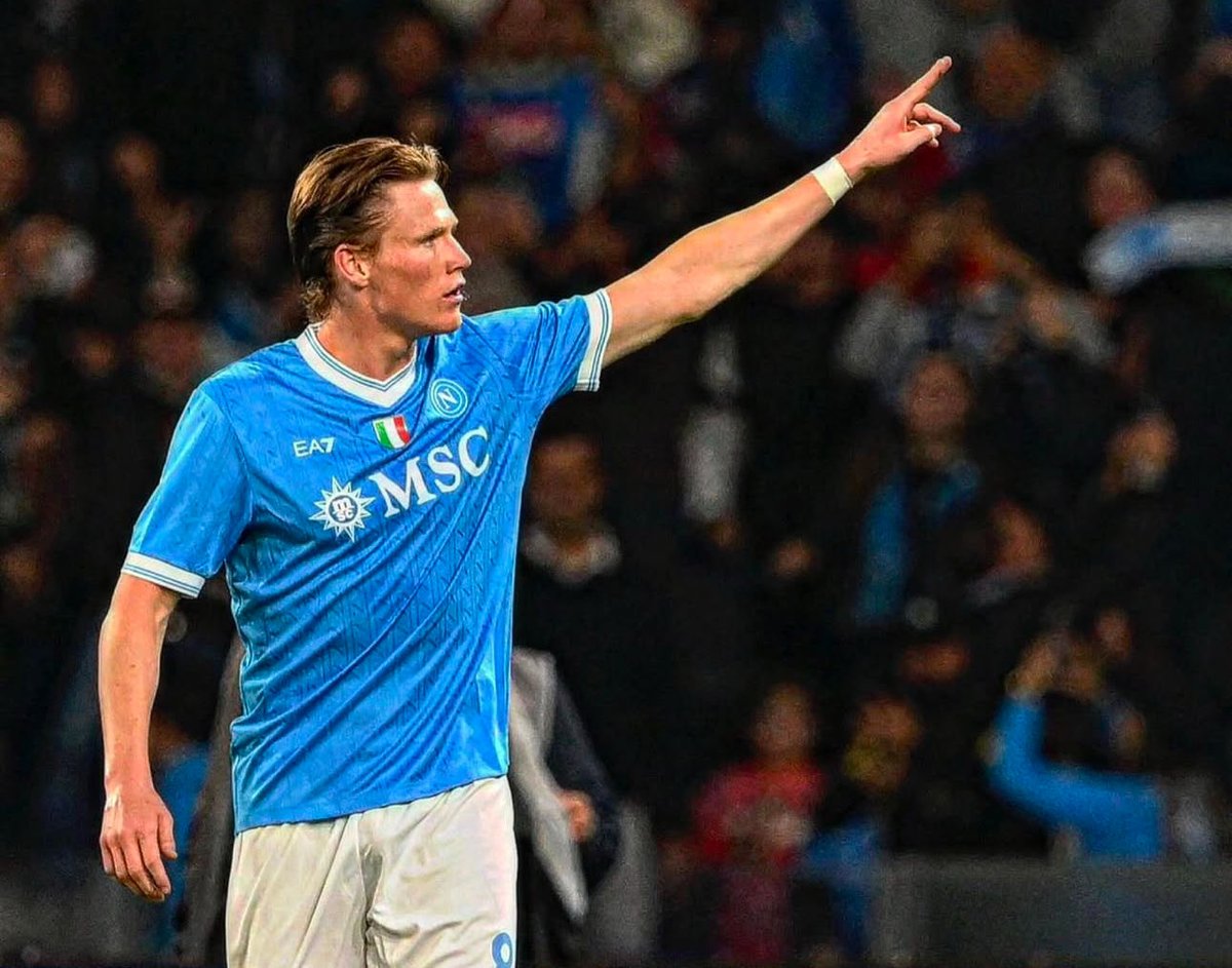 IL DOMINATORE ⚡️

Il suo raggio d’azione è stato arretrato ma la sua capacitá di decidere le sorti del Napoli è rimasta intatta 

Goal (rigori esclusi) centrocampisti della Serie A 2025/26 ⚽️

Nico Paz (8) 
McTominay (6)
Mandragora (5)
Calhanoglu (4)

#McTominay #GenoaNapoli