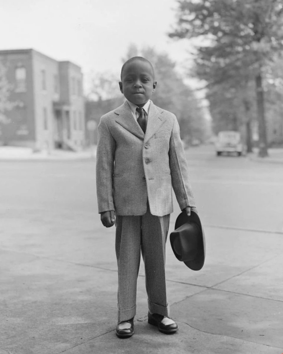 BlackMediaHub's tweet image. Little boy poses proudly with his perfectly tailored 2 piece suit and matching fedora, Washington D.C., 1948.