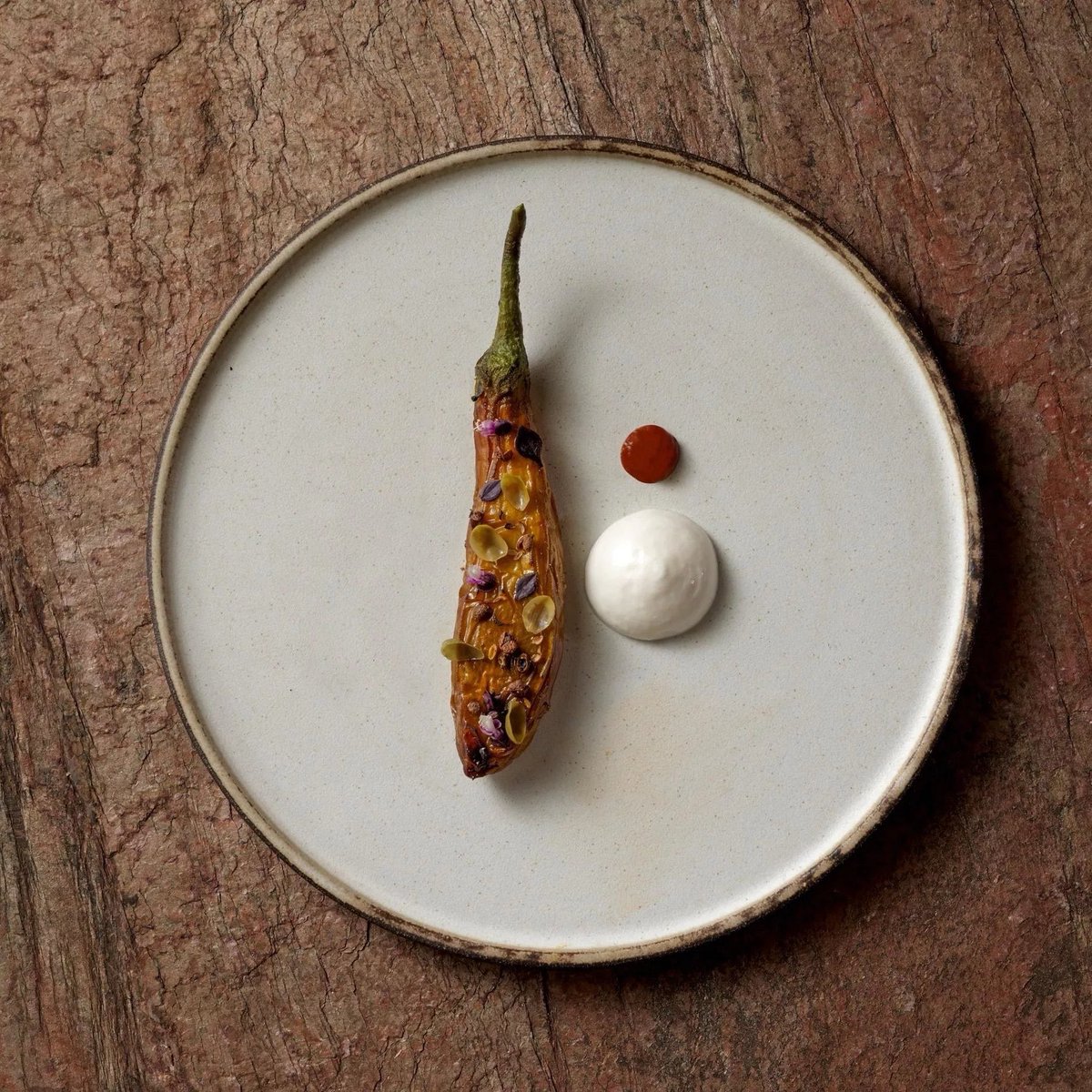 Türkiye'nin 2 Michelin yıldızına sahip Türk Fatih Tutak restoranı , zorunlu bahşiş ve kuveri uygulamasının kaldırılmasının ardından tadım menüsünün fiyatını 1.500 TL artırdı. Devlet de bu sefer 1.8 milyon TL para cezası kesti. 

( Türkiye’s Economy Channel )