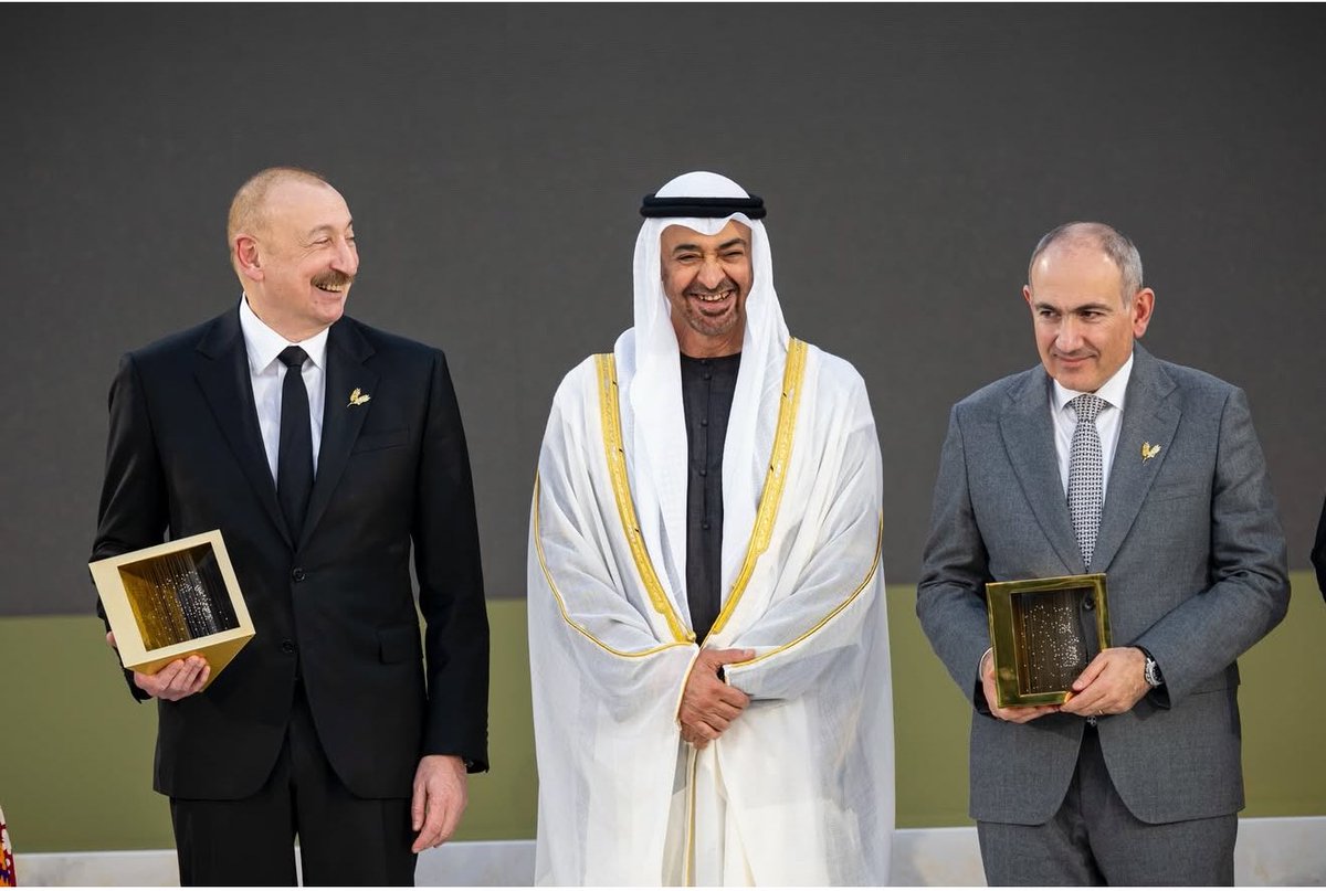 Hamedruaab's tweet photo. خلال أسبوع واحد فقط في دار زايد 🇦🇪
أكثر من 20 لقاء مع رؤساء دول وحكومات من مختلف القارات .. 
هذا ثِقَلُ دولة يقوده قائد يعمل بهدوء وثبات وحاضر في كل الملفات "الله يحفظه" 🤲 
1-31 رئيس الدولة يشهد القمة العالمية للعلماء 
1-31 رئيس الدولة يمنح القرقاوي وسام الاتحاد 
2-1 رئيس الدولة يلتقي رئيس سيراليون
2-2 رئيس الدولة يلتقي رئيس أذربيجان 
2-2 رئيس الدولة يلتقي رئيس الكونجو 
2-3 رئيس الدولة يلتقي رئيس سويسرا 
2-3 رئيس الدولة ورئيس أذربيجان يشهدان التمرين العسكري المشترك 
2-3 رئيس الدولة يلتقي رئيس الإكوادور 
2-3 رئيس الدولة يلتقي رئيسة كوسوفو 
2-4 رئيس الدولة يلتقي رئيس البارغواي 
2-4 رئيس الدولة يلتقي وفد القيادات الشابة 
2-4 رئيس الدولة يلتقي ضيوفه في قصر البحر 
2-4 رئيس الدولة يلتقي رئيس حكومة كردستان 
2-4 رئيس الدولة يلتقي رئيس الوزراء الكويتي 
2-5 رئيس الدولة يشهد فعاليات القمة الحكومية في يومها الثاني بدبي 
2-5 رئيس الدولة يلتقي رئيس شمال مقدونيا ورئيس حكومة لاتفيا ورؤساء دول أفريقية 
2-5 رئيس الدولة يشهد حفل تكريم الفائزين بجائزة زايد للأخوة الإنسانية بأبوظبي 
2-5 رئيس الدولة يلتقي رئيس وزراء أرمينيا 
2-5 رئيس الدولة يلتقي رئيس مجلس الشيوخ في كازخستان 
2-6 رئيس الدولة يلتقي المستشار الألماني ويشهد توقيع عدد من الاتفاقيات
2-6 رئيس الدولة يستقبل رئيس بروندي 
2-6 رئيس الدولة يلتقي رئيس الغابون 
#رئيس_الدولة يشهد توقيع عدد من اتفاقيات الشراكة الاقتصادية الشاملة 
#الخبر_مع_حامد