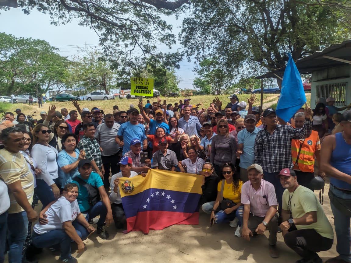 felixjmj's tweet photo. Hoy, acompañamos al equipo de El Recreo, municipio San Fernando, en una jornada de trabajo y reencuentro con nuestros valiosos compañeros. 

La fuerza de nuestros equipos  es imparable. 

#Apure #SanFernando @VenteVenezuela https://t.co/zQshXJkj3M