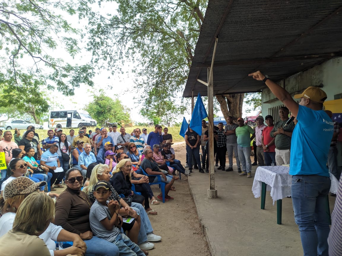 felixjmj's tweet photo. Hoy, acompañamos al equipo de El Recreo, municipio San Fernando, en una jornada de trabajo y reencuentro con nuestros valiosos compañeros. 

La fuerza de nuestros equipos  es imparable. 

#Apure #SanFernando @VenteVenezuela https://t.co/zQshXJkj3M