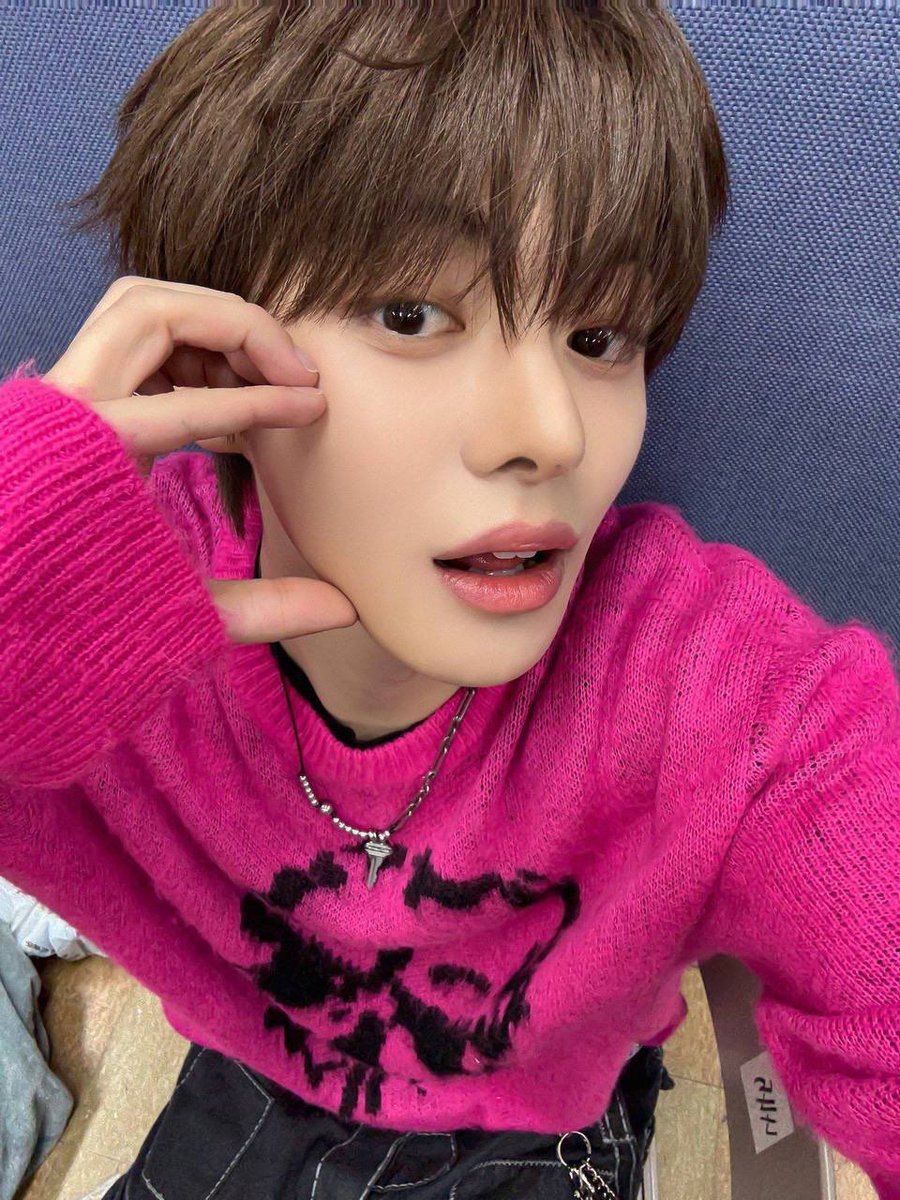 Leo in pink means it’s time to kms!