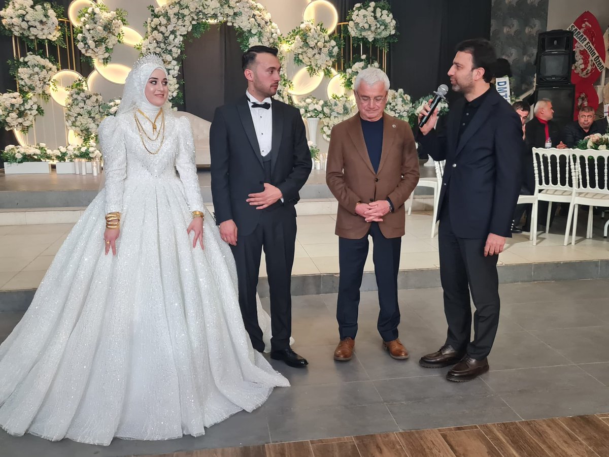 📍Finike

Köse ailesinin kızları Zeynep ile Muzaffer Kemençe ağabeyimizin oğlu Emre’nin düğünlerine katıldık. Gençlere mutluluklar diliyoruz…