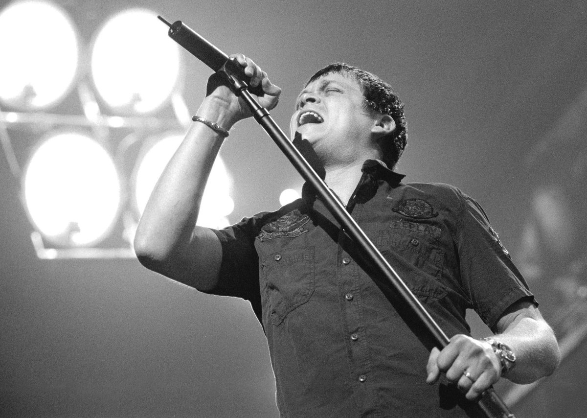 Revolvermag's tweet photo. 3 Doors Down singer Brad Arnold has died. He was just 47. RIP. https://t.co/VAYLK7BykJ https://t.co/FSUqIBXCKc