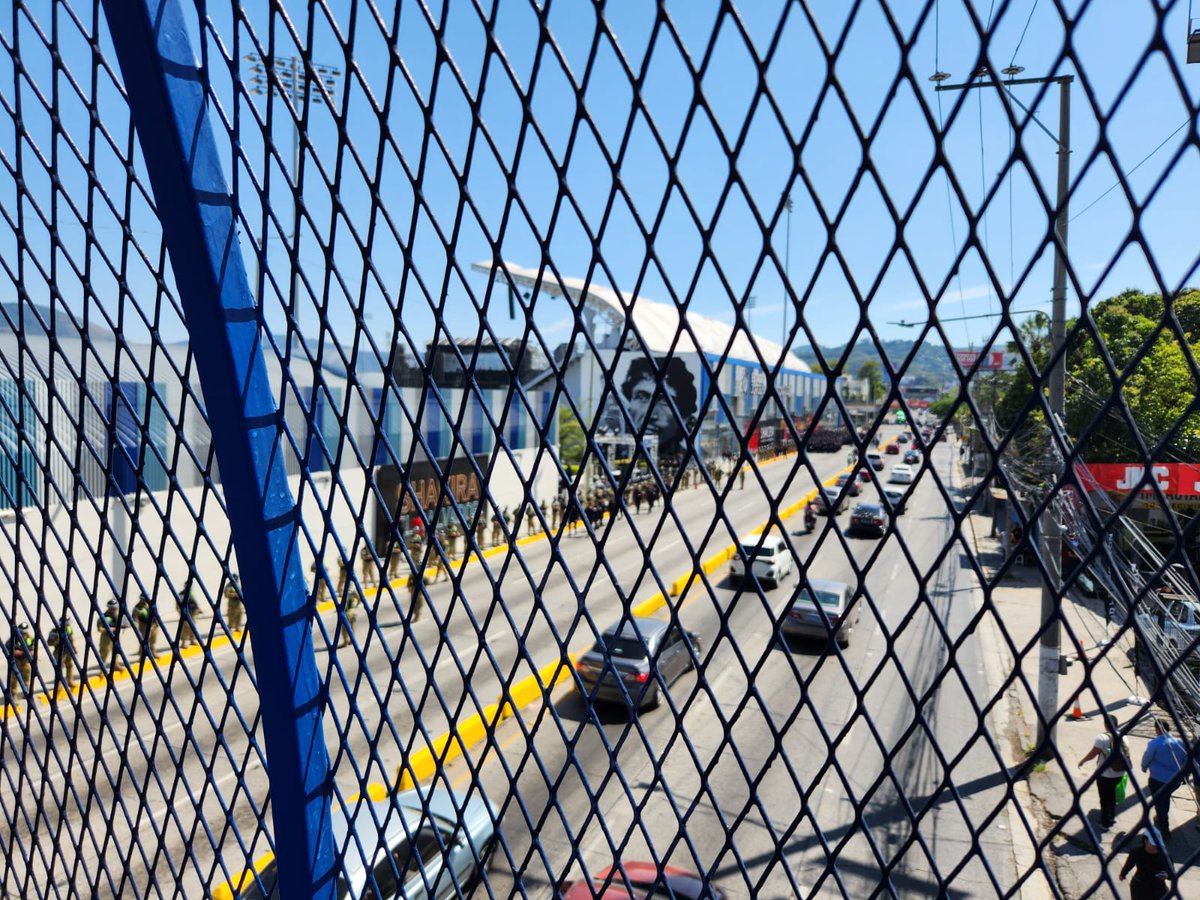 ed_jfreak's tweet photo. @ddovia paso cerrado frente a estadio @traficosv_ https://t.co/1ZVt8yjHb9
