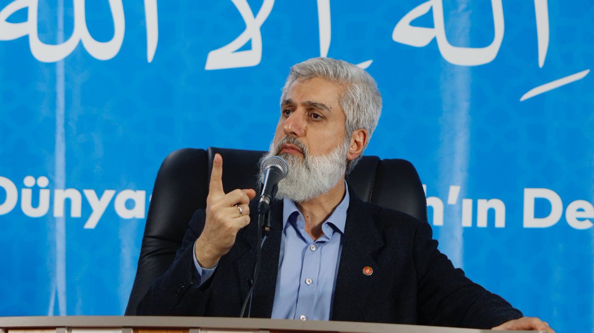 Bir buçuk milyar Müslüman her ay hatim indirse bu ümmet kurtulmaz. Kur'an'ın sadece arapçasını okuyup mesajını anlamadıkça bu ümmet kurtulamayacaktır. Ramazan ayında yapılması gereken en mühim şey Kur'an'ın mesajını anlamaktır.

AlparslanHoca Mersinde
#FurkanKonferansları