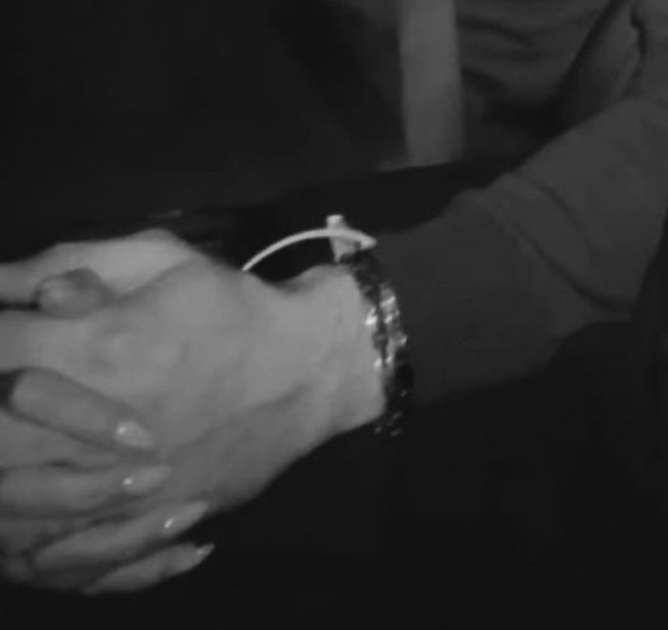 Perché manina manina sarà sempre il loro love language🤍🖇️
#rashmer