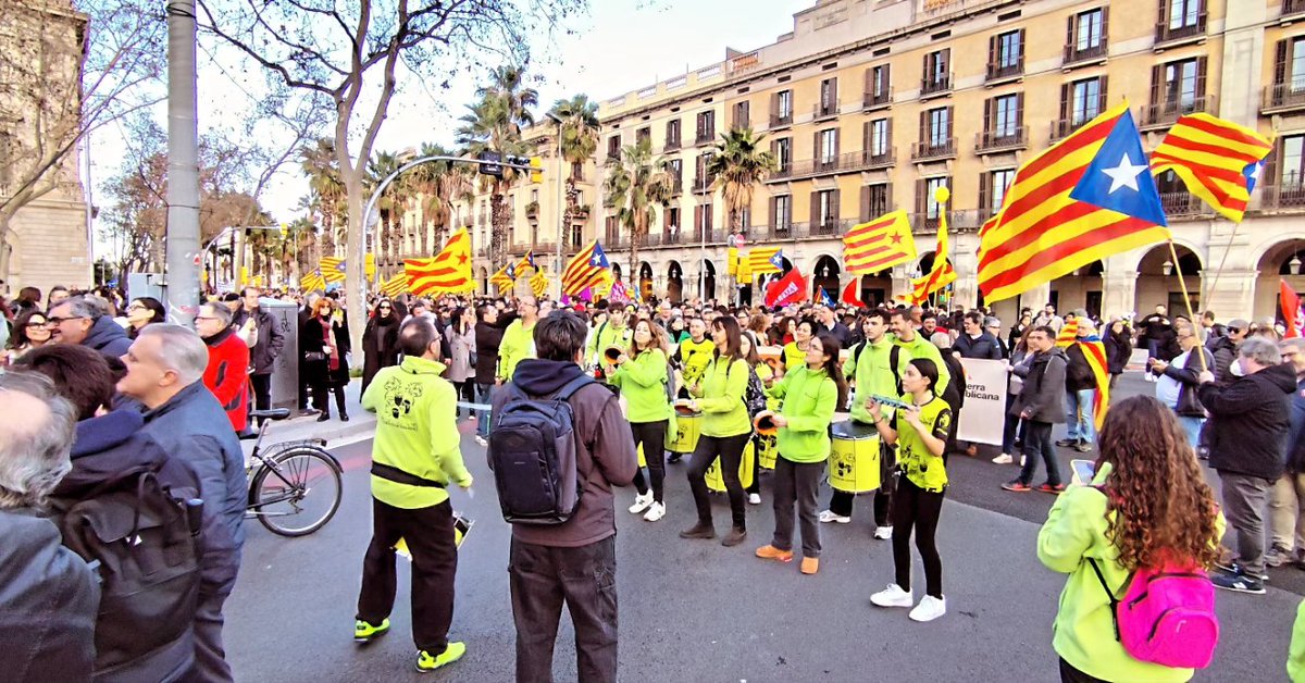 dgperis's tweet image. #Manifestació davant el caos de #Rodalies, sense trens no hi ha #futur! #Barcelona #BCN