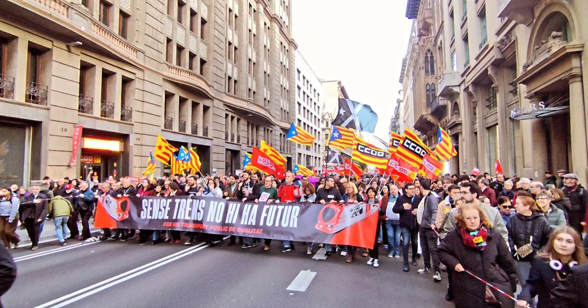 dgperis's tweet image. #Manifestació davant el caos de #Rodalies, sense trens no hi ha #futur! #Barcelona #BCN