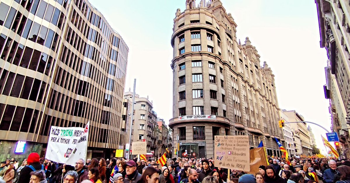 dgperis's tweet image. #Manifestació davant el caos de #Rodalies, sense trens no hi ha #futur! #Barcelona #BCN