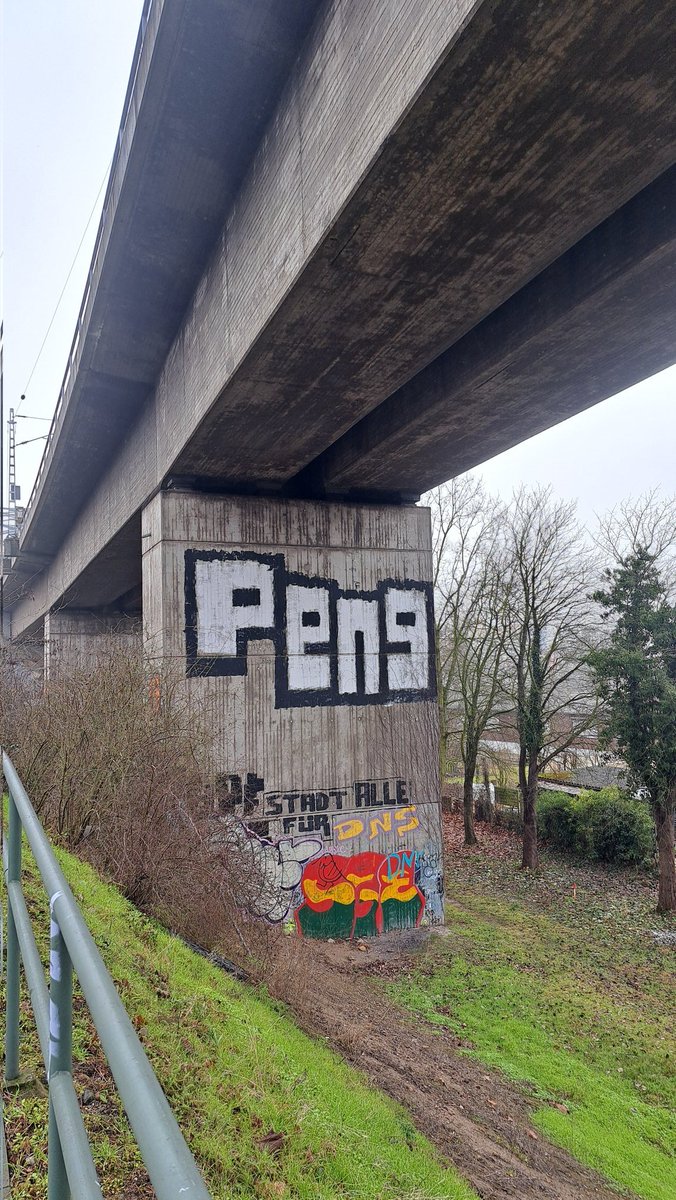 tw1981064's tweet photo. Jogging in Frankfurt always comes with the bonus of running into interesting graffiti.
#peng https://t.co/nw2MaWWXr5