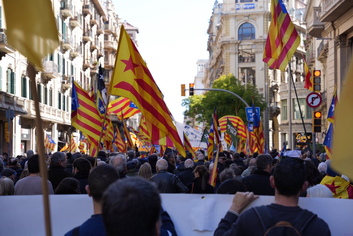 El país cau a trossos: transport ferroviari indigne, pagesia maltractada, comunitat educativa al límit, sanitàries col·lapsant, habitatge inaccessible, sous que no permeten viure, la llengua en estat crític, … 
L'independentisme és la resposta! Organitzem-lo de nou per guanyar!