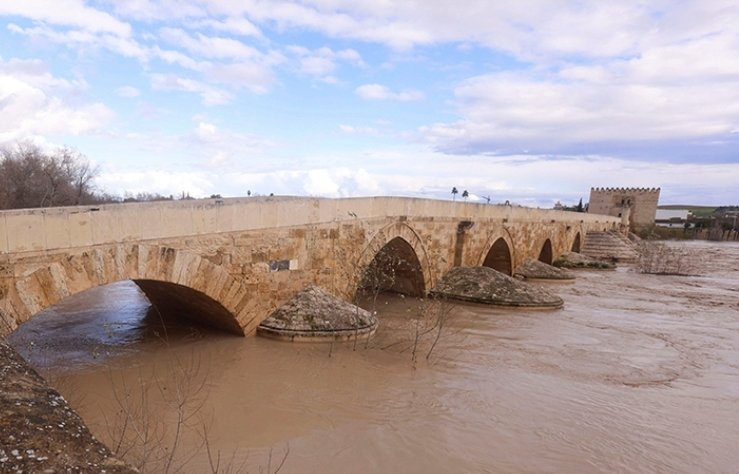 Hace 2200 años, los Romanos ya fueron conscientes de las grandes crecidas del río Guadalquivir, porque éstas siempre dejan huella. Por eso hicieron estos ojos tan grandes en el Puente de Córdoba, que se tornan en pequeños cuando el río se desborda. Lo diseñaron bien