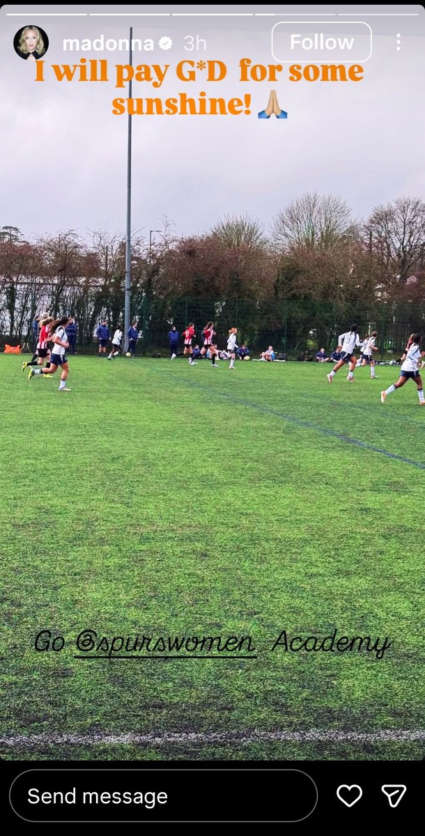 spurswomenblog's tweet image. Is that seriously the OG Material Girl supporting her daughters playing for @SpursWomen academy? 🤯🤯