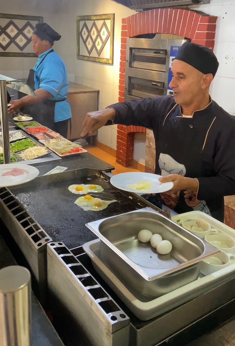 Cada día comienza con frescura y dedicación
Jorgito no solo prepara la base de nuestros platillos, crea momentos que acompañan las experiencias de nuestros huéspedes ✨
#MotivosCubanacan #CubanacanHoteles #BrisasDelCaribe #ElDestinoEresTú #HotelesVaradero