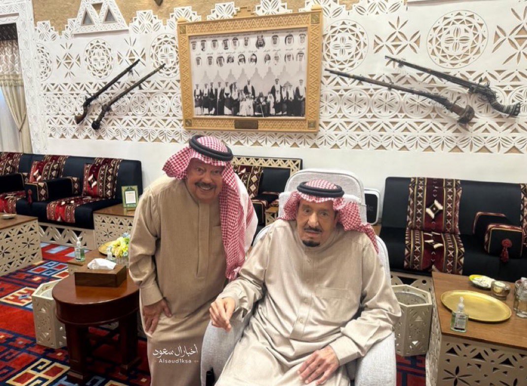 #الملك_سلمان_بن_عبدالعزيز
#خادم_الحرمين_الشريفين
في حفظ ربي يالحضور الجميل
تطيب الأرض لاشفناك بالنور لافي

لباس عافيه وحصان ماله مثيل
يا خادم البيتين شوفك عوافي

نفرح ليا شفناك يالشهم النبيل
شعبك يحبك وانت للشعب وافي

اسال الله العلي العظيم الجليل
يسبل عليك لباس صحتك ضافي ..!