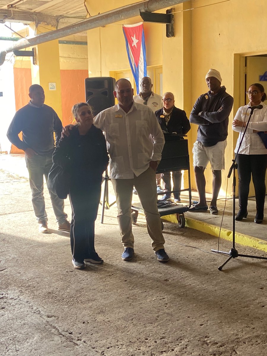 En nuestro matutino como parte de las actividades por el 30 aniversario de #brisasdelcaribe, reconocimos a Lidia Aracelis, camarera y fundadora del hotel.
Ella no solo atiende con dedicación, también es parte viva de nuestra historia y de los recuerdos de nuestros huéspedes.