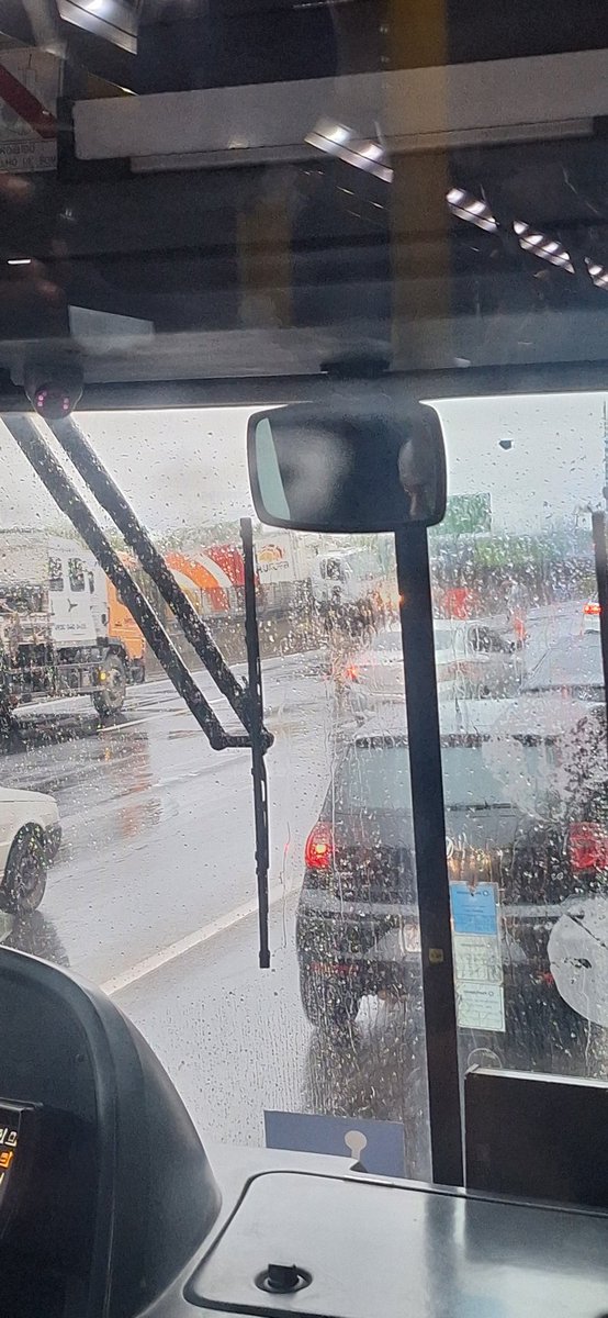 MLoures_'s tweet photo. Acidente na Rodovia Washington Luís, próximo à REDUC em Duque de Caxias. Trânsito bastante congestionado nos dois sentidos. https://t.co/1hWo8om71u
