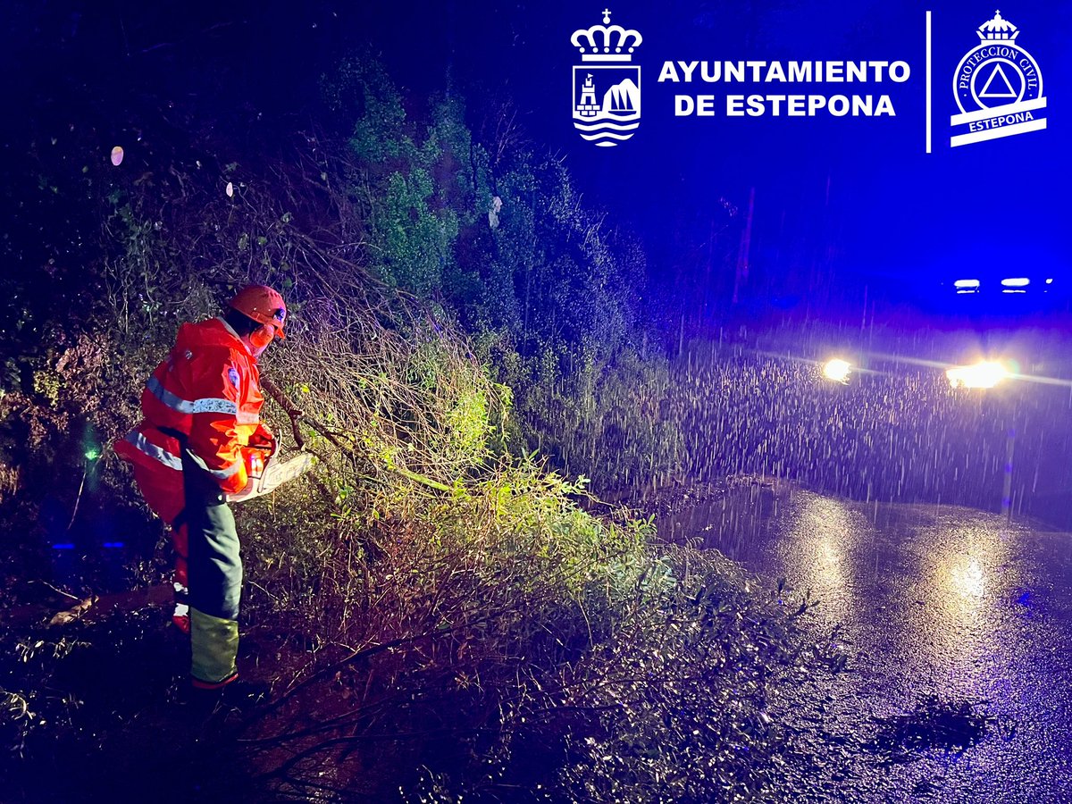 ⚠️ PRECAUCIÓN 

🌧️ La gran cantidad de agua caída en los últimos días está provocando la caída de árboles y ramas, lo que supone un riesgo añadido si es necesario circular por caminos rurales.

🚗 Extrema la precaución, evita desplazamientos innecesarios y mantente atento a la