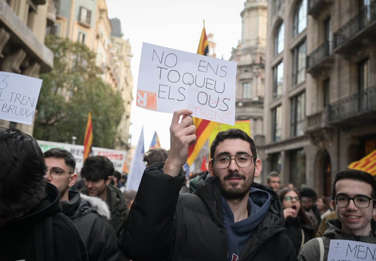 SentitCritic's tweet photo. Aquí teniu les 4 maneres de criticar el caos de Rodalies en 4 fotografies de l'Ivan Giménez per a CRÍTIC.

Avui dissabte milers de persones han protestat als carrers de Barcelona, en dues manifestacions, per denunciar el pèssim estat de les Rodalies de Renfe a Catalunya.

https://t.co/NierCVDXWL