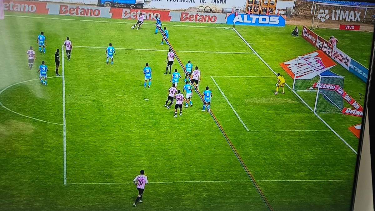 El VAR se saca las líneas del fundillo.......la csm..... Ordoñez se 💩 de miedo de revisarla csm.