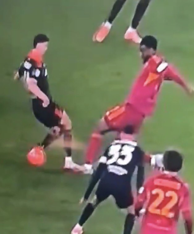 StewolfX's tweet photo. Monza-Roma, Juve-Roma, Roma-Como: 3 rigori netti per step on foot non fischiati, tutto regolare.

#GenoaNapoli rigore inesistente al 94' per sfioramento e tuffo carpiato di Vergara e vittoria del Napoli.

@AIA_it chiamarvi mafiosi è riduttivo. PEZZI DI MERDA. https://t.co/WltwshdIWv