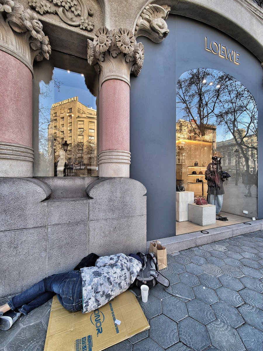 PHOTOGRAPHY:
Then and now.

Barcelona.

📷 Photo by JazzC.

#fotosconmovilajazzc #mobilephotography #photography #streetphotography #Barcelona