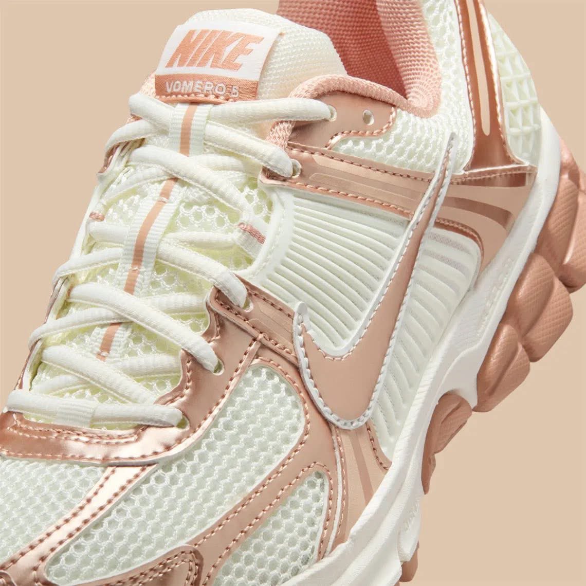 layxsnv's tweet image. Rose Gold Nike Vomeros will drop on the 12th 😍