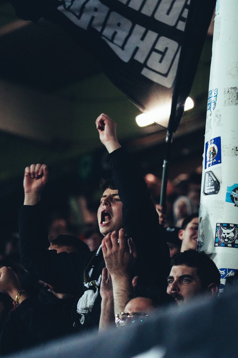 SportCharleroi's tweet photo. Tomber, apprendre, se relever, ensemble ! 👊
#CHACER #NapoleonScore ⚫️⚪️ https://t.co/WUwjoFxN12