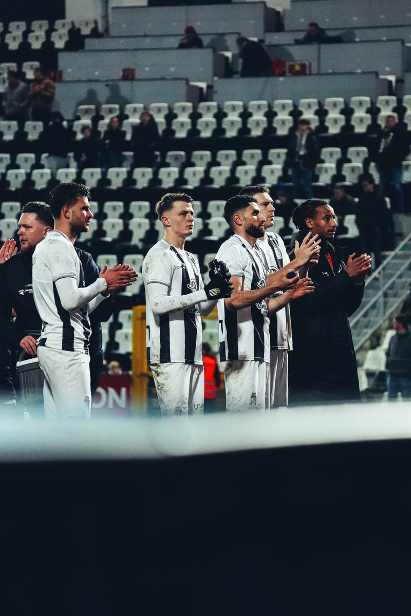 SportCharleroi's tweet photo. Tomber, apprendre, se relever, ensemble ! 👊
#CHACER #NapoleonScore ⚫️⚪️ https://t.co/WUwjoFxN12