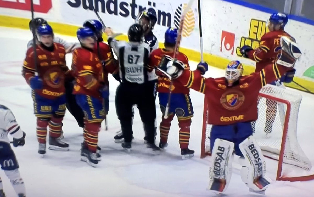 Fjärde raka trots nervdaller på slutet

marieshockeyblogg.blogspot.com/2026/02/fjarde…

Foto Skärmdump TV4 Play

<a href="/DIFHockeyse/">Djurgården Hockey</a> <a href="/SHLse/">SHL.se</a> <a href="/TV4_Hockey/">TV4 Hockey</a>