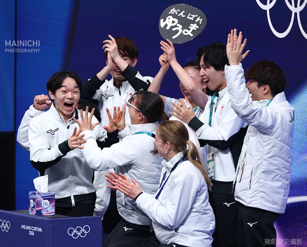 ミラノ・コルティナ冬季五輪。フィギュアスケート団体の男子SPに鍵山優真選手（左端）が登場。イリア・マリニン選手を上回る108.67点で1位となり、チームメートも大喜びでした。

写真特集mainichi.jp/graphs/2026020…
#鍵山優真 #Olympics #MilanoCortina2026