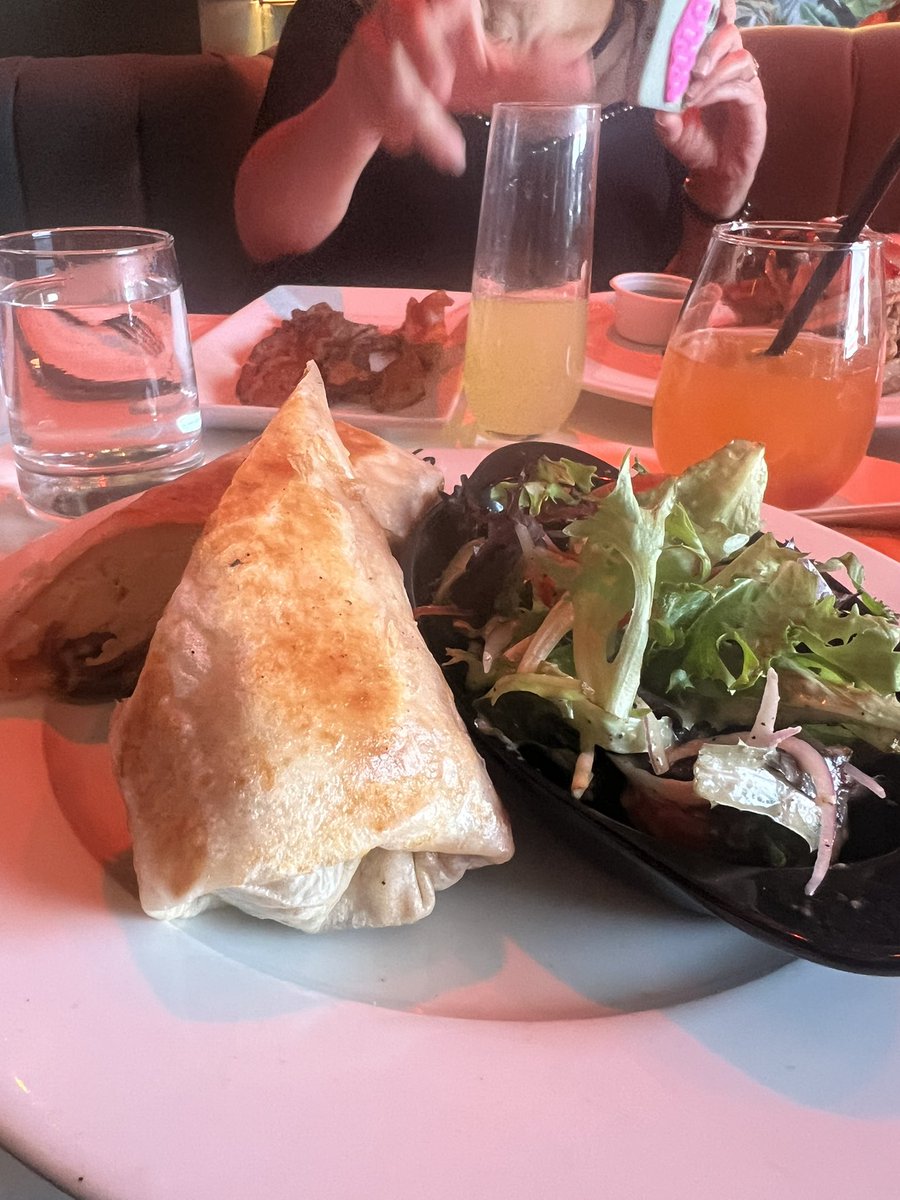ParaDeb's tweet photo. @shortst77837506 I had brunch w/my coworkers.

Peach Bellini🍹
Calamari/fries 🍟&amp;
Breakfast burrito/salad🌯🥗
Chocolate Cake 🍰 https://t.co/n7trjFgxiz