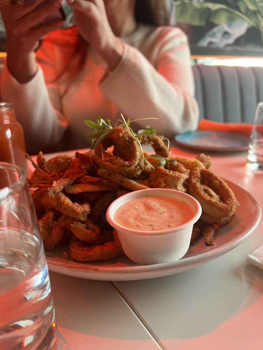 ParaDeb's tweet photo. @shortst77837506 I had brunch w/my coworkers.

Peach Bellini🍹
Calamari/fries 🍟&amp;
Breakfast burrito/salad🌯🥗
Chocolate Cake 🍰 https://t.co/n7trjFgxiz