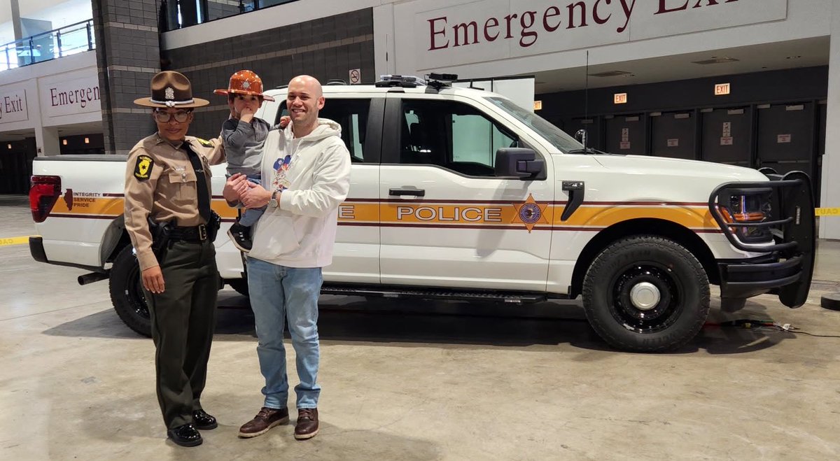 ILStatePoliceT3's tweet photo. It’s that time of year again!

Chicago Auto Show Feb 7-16.

Stop by and see us 👮🚔👮‍♂️ https://t.co/L3ossiVK7z