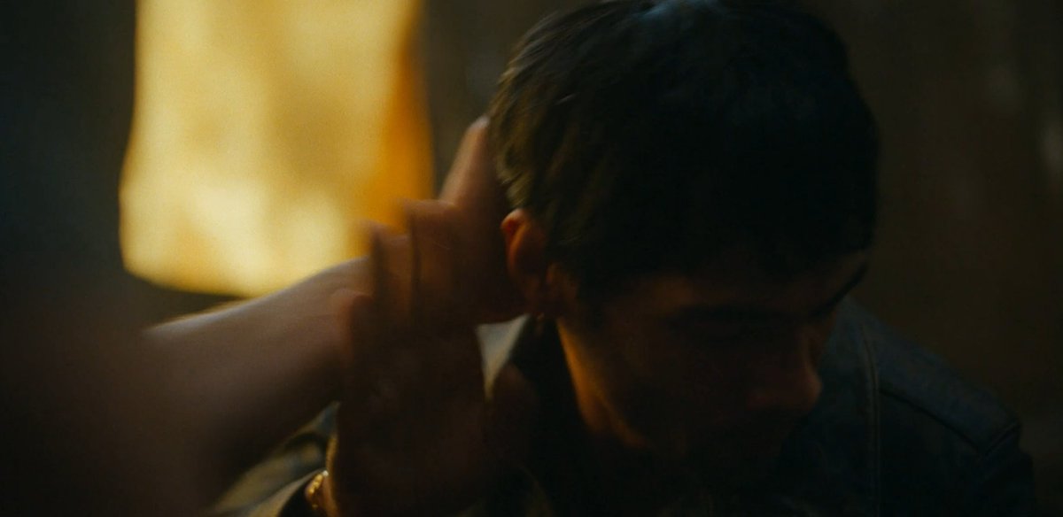 eIevenriver's tweet image. can't stop thinking about how revealing this moment was for them both. 
he first reaches for the back of his head, which teddy deflects with an imminance we've never seen before, and instead of letting himself be deflected, jonathan doubles down on the intimacy. 
#TheNightManager