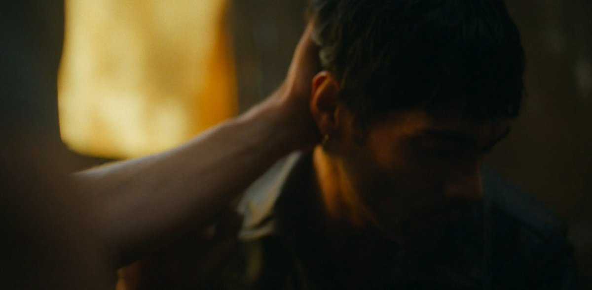 eIevenriver's tweet image. can't stop thinking about how revealing this moment was for them both. 
he first reaches for the back of his head, which teddy deflects with an imminance we've never seen before, and instead of letting himself be deflected, jonathan doubles down on the intimacy. 
#TheNightManager