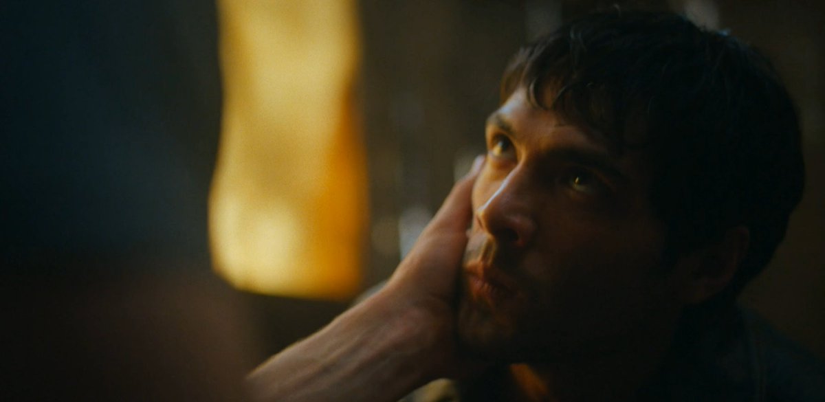 eIevenriver's tweet image. can't stop thinking about how revealing this moment was for them both. 
he first reaches for the back of his head, which teddy deflects with an imminance we've never seen before, and instead of letting himself be deflected, jonathan doubles down on the intimacy. 
#TheNightManager