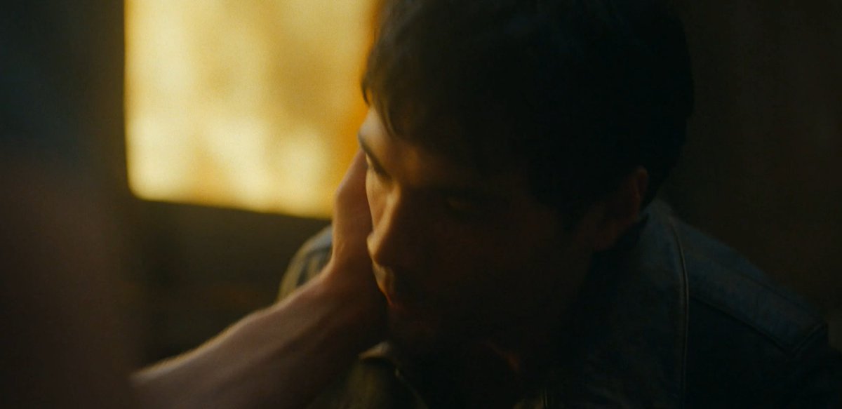 eIevenriver's tweet image. can't stop thinking about how revealing this moment was for them both. 
he first reaches for the back of his head, which teddy deflects with an imminance we've never seen before, and instead of letting himself be deflected, jonathan doubles down on the intimacy. 
#TheNightManager